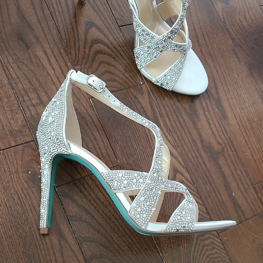 New Betsey Johnson SB Miles Elegant Silver Strappy Heeled Sandals Size 7.5